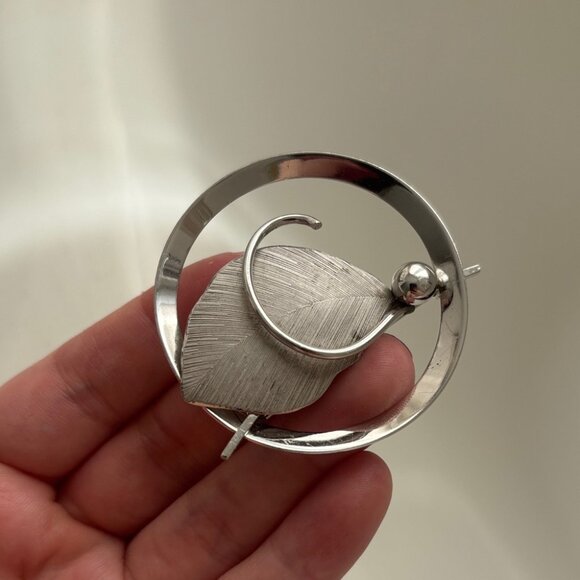 Bond Boyd Sterling Signed Circular Elegant Sterling Silver Leaf Design Brooch - Picture 5 of 7